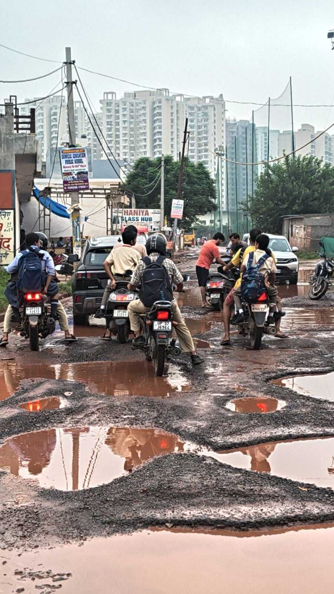 GreenResiRWA's tweet photo. 🚧 SKS World School → Green Residency → Chipiyana Buzurg Road

तस्वीरें सड़क की बदहाल स्थिति खुद बयां कर रही हैं—गड्ढे, जलभराव और खराब सड़क से रोज़ाना आवागमन मुश्किल है।

🙏 सड़क के साथ नाली/जल-निकासी व्यवस्था का निर्माण कराया जाए।

@dr_maheshsharma @tejpalnagarMLA  @CMOfficeUP https://t.co/3vhbE36H48