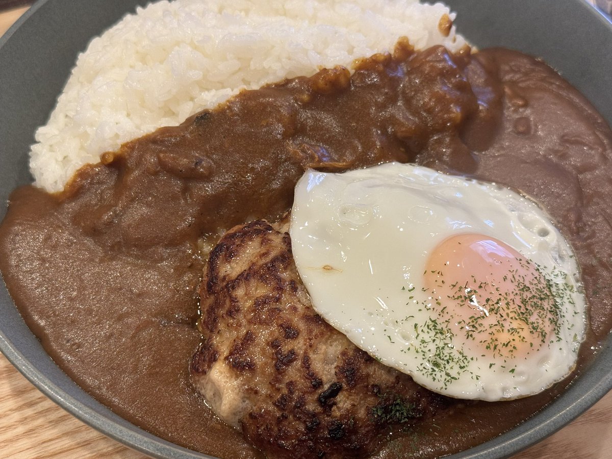 vomvom426's tweet photo. 店名も良い🌽カレー屋さんで、フルーティーで濃厚なハンバーグカレー頂きました。 https://t.co/0iYfp8B9Ir
