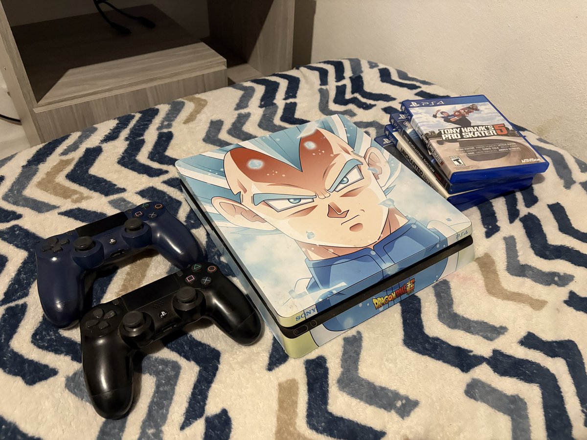 chinassj's tweet photo. voy a vender mi ps4 
me duele
me lastima 
me quema 
pero no le doy uso hace mucho tiempo y quiero una nintendo switch💔💔 https://t.co/4kjVTWEb8z