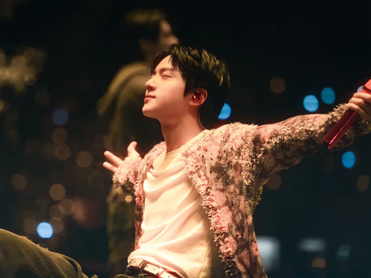 gmanews's tweet photo. WORLDWIDE HANDSOME TAKES CENTER STAGE! 💜✨🐹

BTS' Jin shared on Instagram photos of him from the group’s “ARIRANG” world tour, giving fans another look at his visuals.

BTS is currently in the United States for their “ARIRANG” world tour.

COURTESY: Jin/Instagram

Visit https://t.co/bAMF9JOAN0 for more updates.