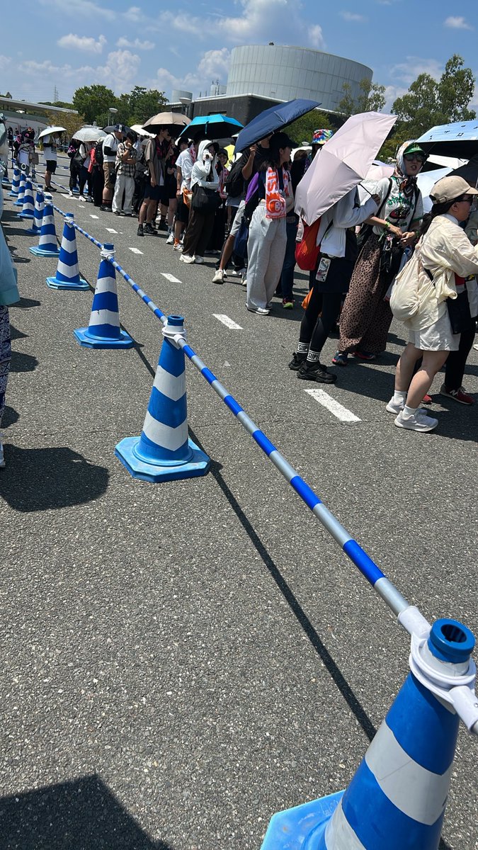 LEE72632751's tweet photo. グッズ列のコーン、全く意味をなさない😞コレ日本人だから列を乱さず、ぐずさず並んでる。公式もうちょっと現場見ようよ。
#サマソニ　#サマソニ大阪　#summersonic https://t.co/p65CMFvhnr