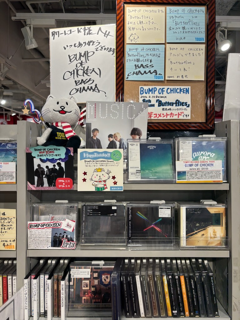 TOWER_Shibuya's tweet photo. 【#BUMPOFCHICKEN】

#SUMMERSONIC2026 に
BUMP OF CHICKENが出演❣️

17:20～ MARINE STAGEにて！

どんなステージになるのか
とっても楽しみですね☺️🫶🏻

渋谷店3Fにて商品たくさん取り揃えております！
是非checkしてみて下さい💫(mh)

#サマソニ https://t.co/BqXuPO5ke8