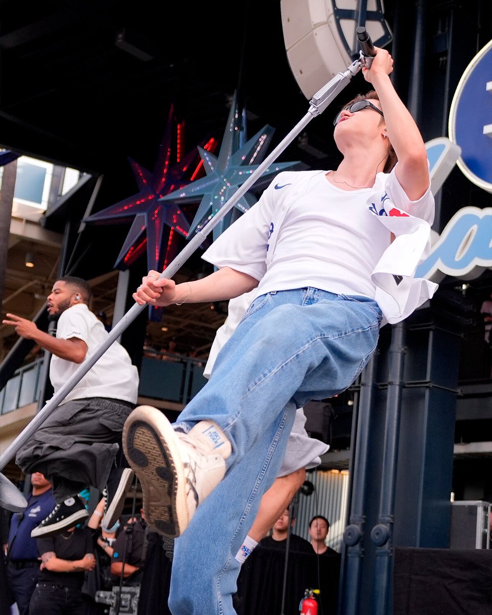 MLB's tweet photo. Go hit that 껌 질겅  🔥

YEONJUN held an electric pregame performance in celebration of Korean Heritage Night at Dodger Stadium 🇰🇷

#TOMORROW_X_TOGETHER #TXT #투모로우바이투게더 https://t.co/q6GGkZOGDV