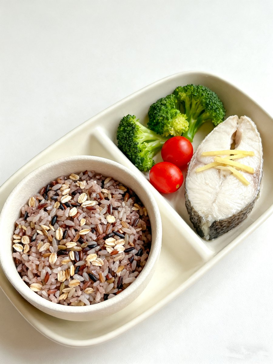 Catbirdlover's tweet photo. [Skip the heavy carbs! Today’s lunch: grilled chicken breast + roasted broccoli + quinoa bowl  Packed with protein u0026 fiber to keep you full, no sugar crash. Perfect for on-the-go healthy eating!] https://t.co/Ufaun5uzJt