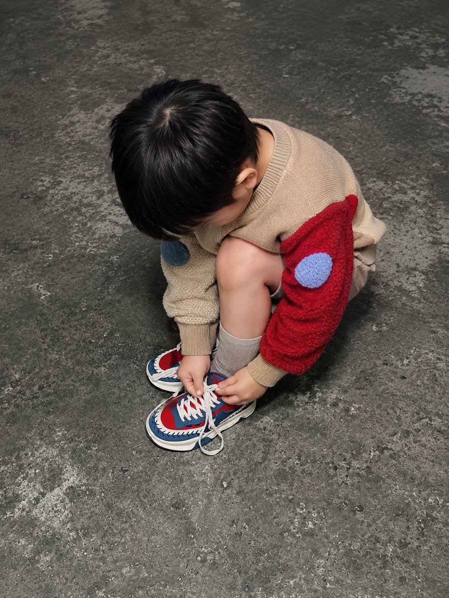 P1230030's tweet photo. AI โพหม่ามี๊ 555555 นี่คือภาพที่ได้ หลังจากให้ ChatGPT สร้างภาพเต็มจากต้นฉบับรูปถ่ายของคิม โดยไม่ได้ระบุอายุและดีเทลอะไรเลย เอ็นดูมาก 🤏🏼🤣

@peckpalit #เป๊กผลิตโชค #PeckPalitchoke https://t.co/PZzTBNTPQl