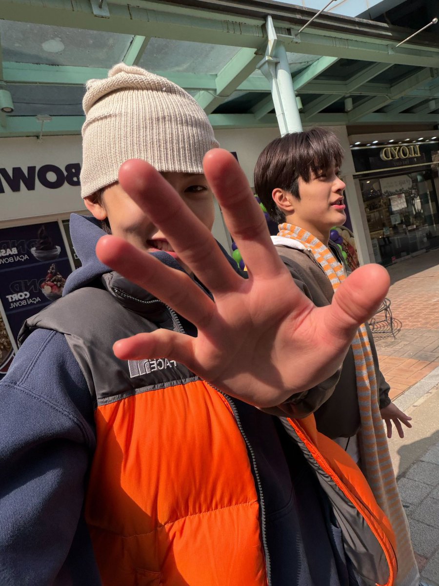 11222xo's tweet photo. 나 둘이 까오잡고잇는 셀피보다
                         이런사진에서유독느낌 https://t.co/5dV8pZdhVf