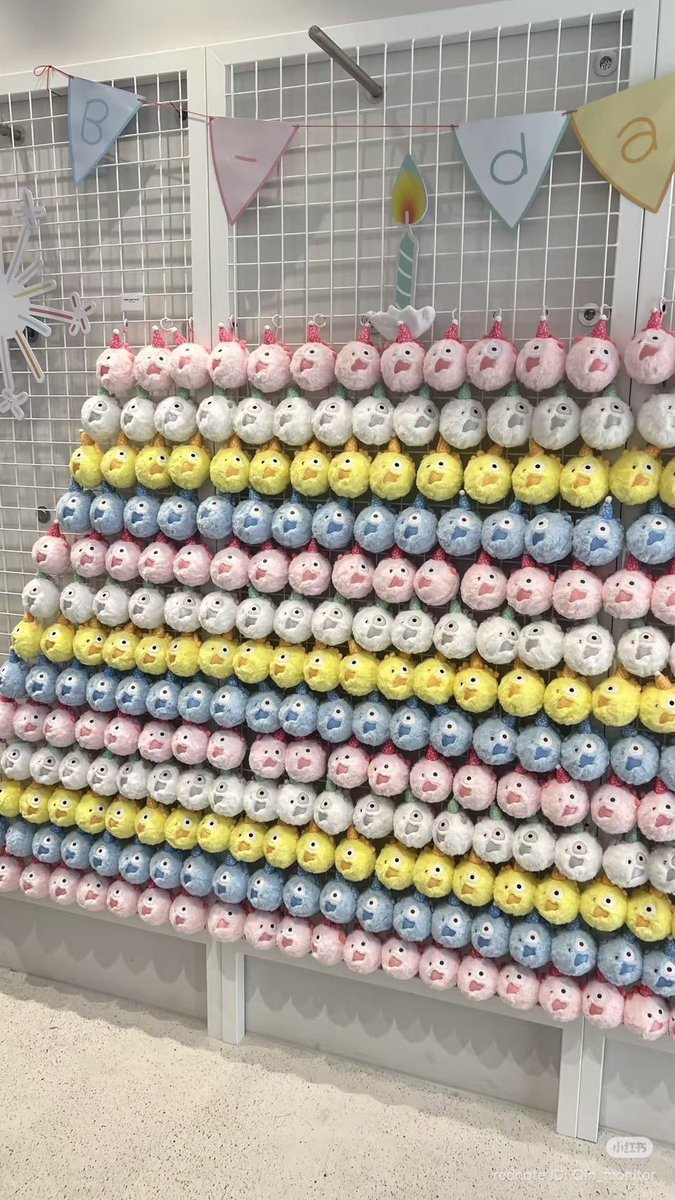 affluentbyaura's tweet photo. NGGAK KUAT SAMA GEMESNYA! 😭💖 Liat deh corball warna-warni pake topi ultah di Pop Up Store ini 🤏🏻😭 Sayangnya cuma buat display woy... tapi bohong dikit pura-pura nyolong boleh kali ya 😭😭😭 https://t.co/TqMrtLoLDZ
