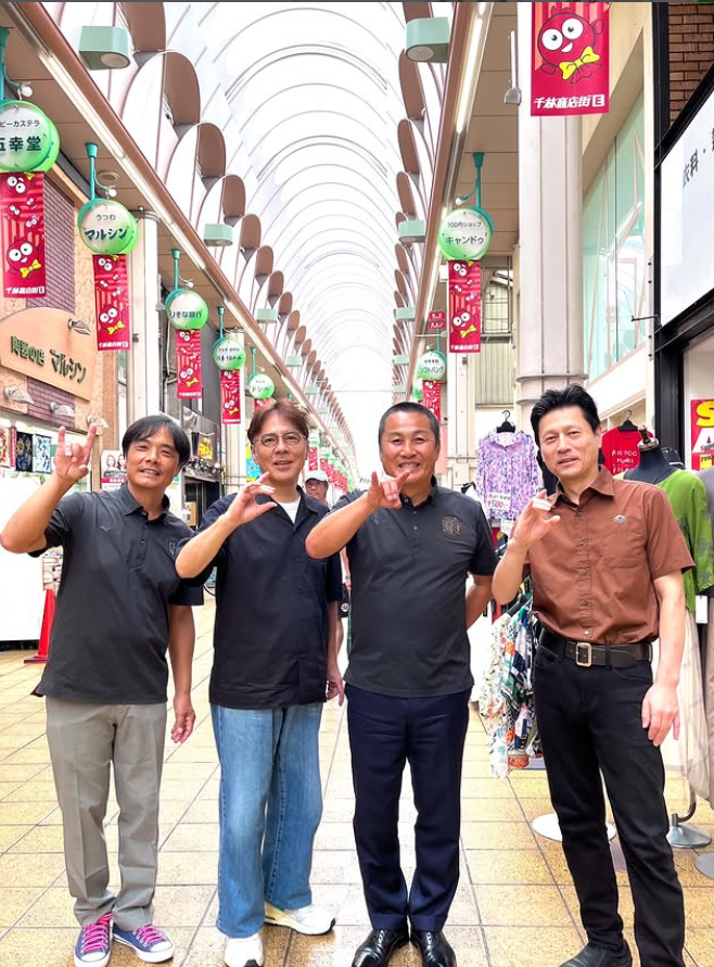 senbayashistore's tweet photo. セレッソ大阪の森島会長がご挨拶にお越しくださいました！
写真のポーズは、チームキャラクター（オオカミ）の「ロビー」と「ロビーナ」でおなじみのガオ～ッと可愛いオオカミポーズ🐺✨（※キツネじゃないですよ）
8/15(土)のアビスパ福岡戦も全力で応援しています！
頑張れ、セレッソ大阪！🌸🔥⁡
⁡ https://t.co/P6QqgOCn1d