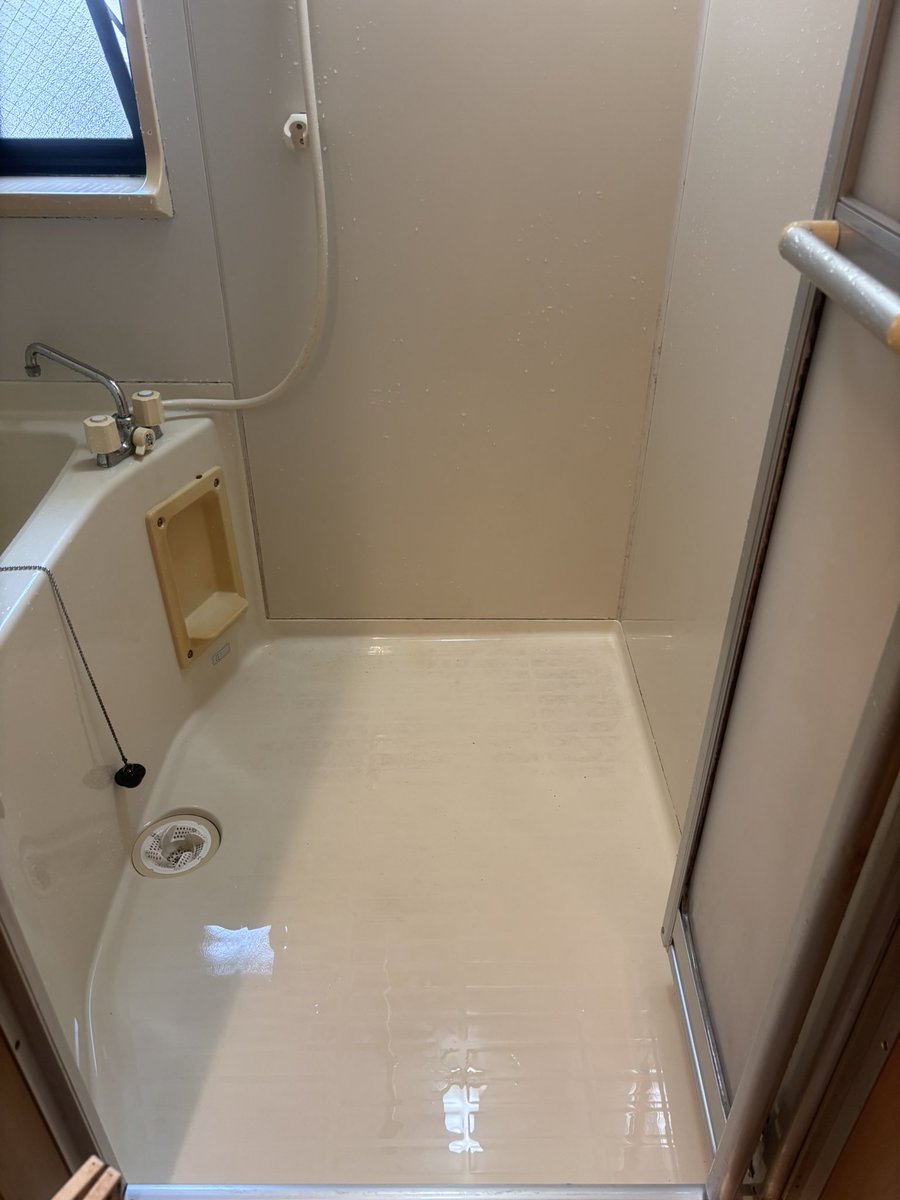 Re48686172's tweet photo. 夏はカビの繁殖が早いですね！
酷くなってもここまで綺麗に出来ます！
汚部屋でも何でもまずはご相談を！
#汚部屋
#ゴミ屋敷
#清潔空間 https://t.co/qA2H9SDgiN