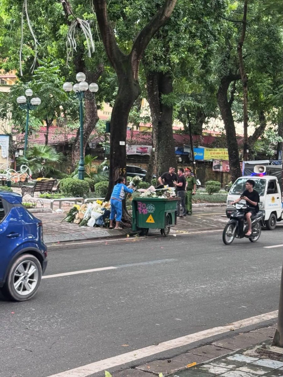 Etherintwst's tweet photo. People came to the tree where the accident happened to leave flowers for the victims, but the police stopped them from doing so. Why???? WHAT ARE THEY SCARED OF????????????
#nguyensycuong #accident #killer #nguyenlamphuc #lamthiphuongthanh #MinisterofCultureSportsandTourism #Vietnam #BMW 
Cre photos: duon_gbabie