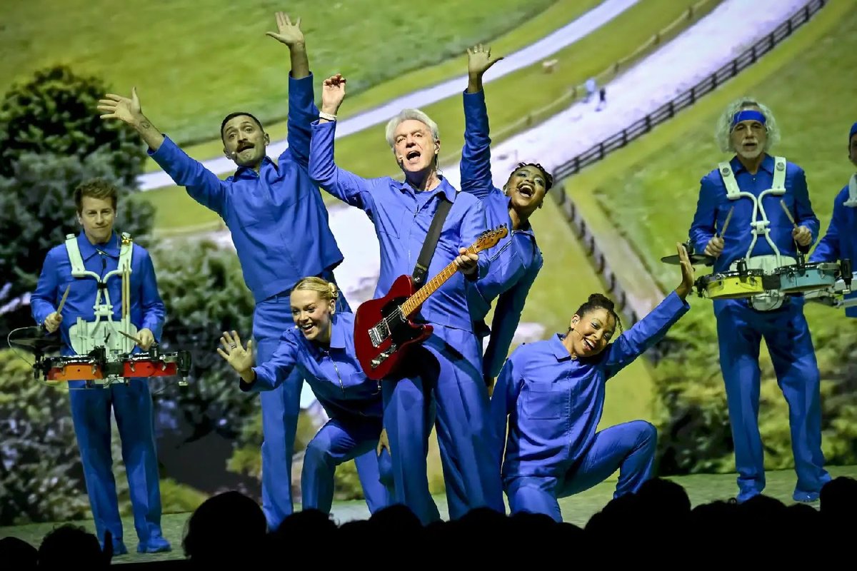 rollingstonejp's tweet photo. 【ライブレポ】𝗗𝗮𝘃𝗶𝗱 𝗕𝘆𝗿𝗻𝗲
デヴィッド・バーン奇跡の来日公演　比類なきパフォーマンスで教えてくれた「愛と思いやり」という抵抗
🔗https://t.co/52BeV8FT5g

━━━━━━━━━━━━━━━━

サマソニ出演に先駆け、東京・有明で単独公演を開催。トーキング・ヘッズ時代の名曲から最新作までを披露しながら、74歳のバーンは何を描き出したのか？

#DavidByrne 
@summer_sonic @CMP_official #サマソニ #summersonic