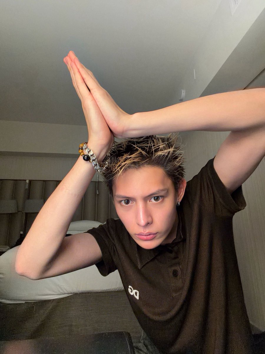 hyeonhour's tweet photo. beliau bakalan pap pake pose ini smpe pypd kelar kah😭😭🙏🏻🙏🏻🙏🏻 https://t.co/nzSZzDjb9N
