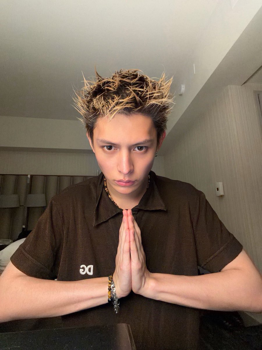 hyeonhour's tweet photo. beliau bakalan pap pake pose ini smpe pypd kelar kah😭😭🙏🏻🙏🏻🙏🏻 https://t.co/nzSZzDjb9N