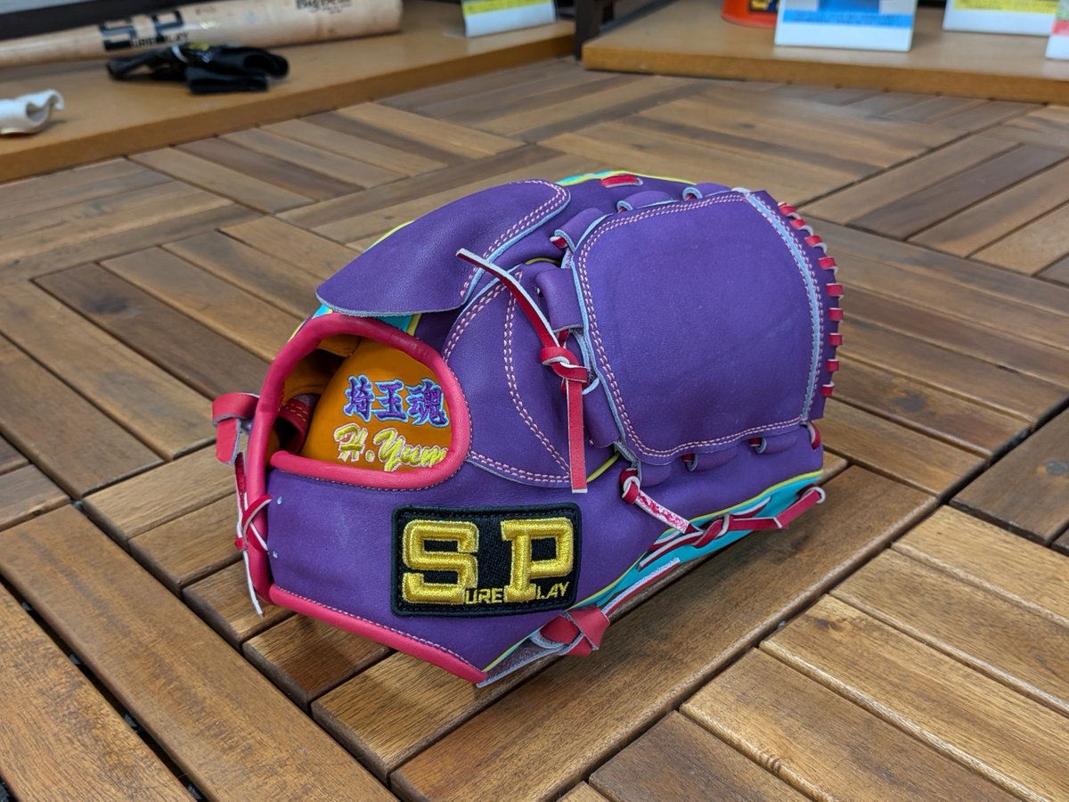 SUREPLAY_JP's tweet photo. 鮮やかなカラーリングが目を引く、こだわりのオーダーグラブ！USA 産ライトステアを採用👍投手用モデルをベースに通常より1.5cm大きめに仕上げています👌パープル×ターコイズ×ピンク×イエローの色遊びもGOOD✌️
#sureplay #シュアプレイ #三共スポーツ #オーダーグラブ #硬式グラブ #madeinjapan https://t.co/gPzuOTYN4y