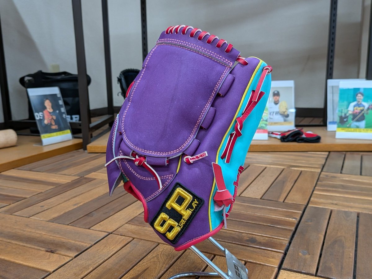 SUREPLAY_JP's tweet photo. 鮮やかなカラーリングが目を引く、こだわりのオーダーグラブ！USA 産ライトステアを採用👍投手用モデルをベースに通常より1.5cm大きめに仕上げています👌パープル×ターコイズ×ピンク×イエローの色遊びもGOOD✌️
#sureplay #シュアプレイ #三共スポーツ #オーダーグラブ #硬式グラブ #madeinjapan https://t.co/gPzuOTYN4y
