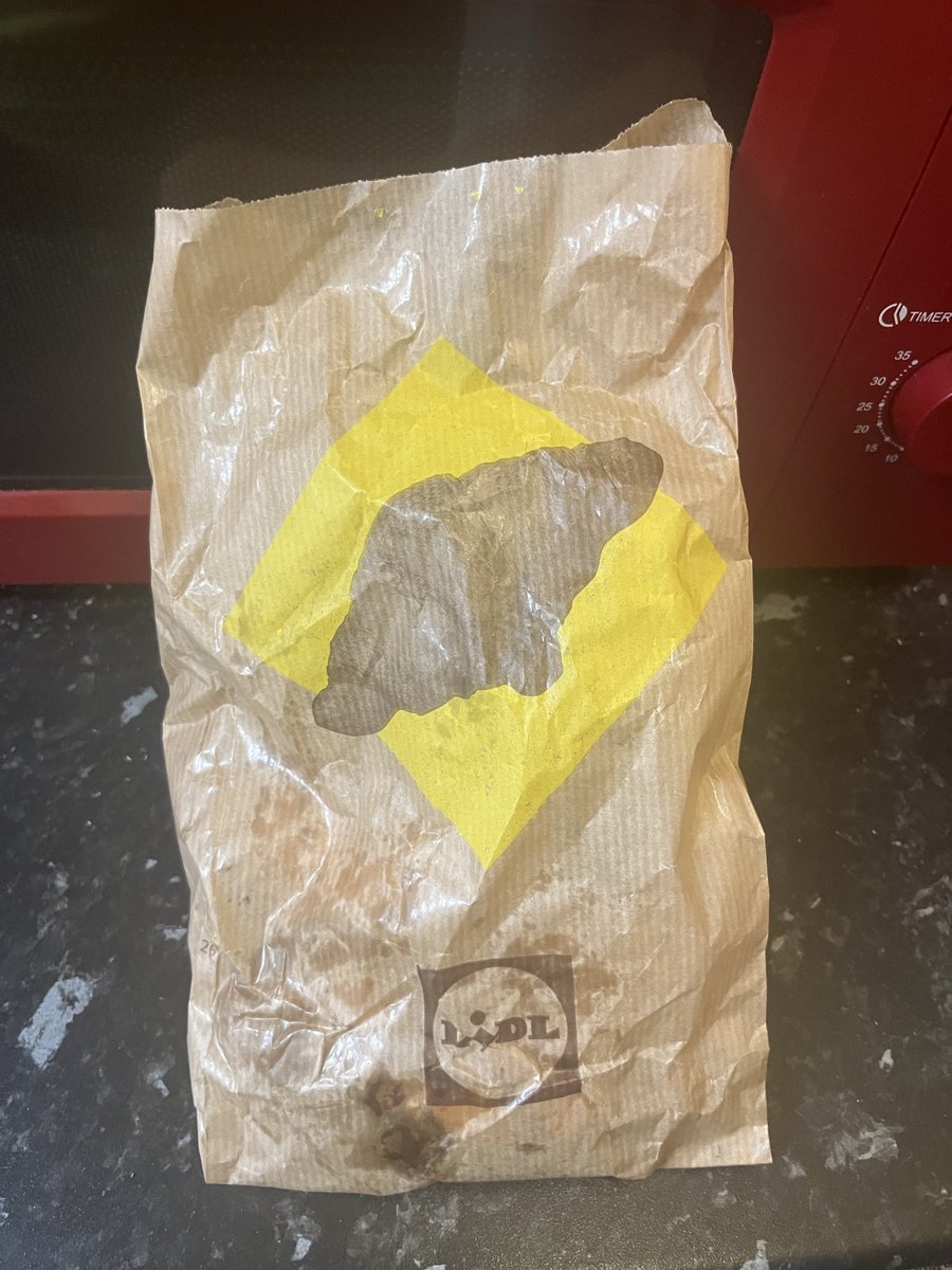 Peter_J_Foster's tweet photo. @LidlGB I think Lidl needs to change their new logo on the Lidl bakery bags quick I know it’s a croissant but it looks like something else 💩😳😂 https://t.co/m0cXMlt1wa