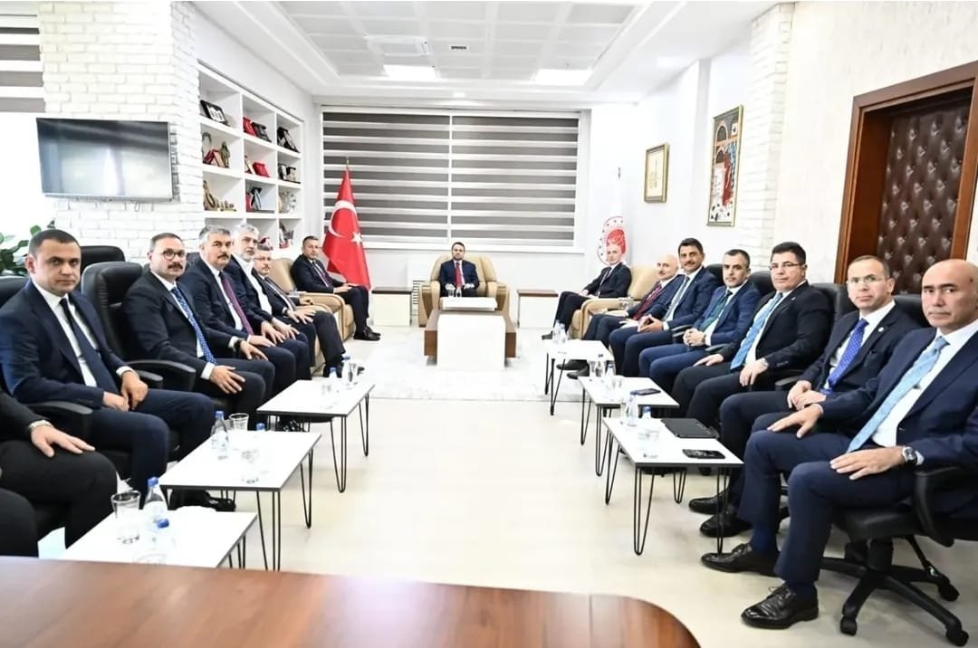 turankuloglu's tweet photo. 📍 Trabzon

🔹 Adalet Bakanımız ve HSK Başkanımız Sn. Akın Gürlek’in memleketimiz Trabzon’a gerçekleştirdiği ziyaret programına; Adalet Bakan Yardımcımız Sn. Abdullah Aydoğdu ve HSK Üyemiz Sn. Alişan Tiryaki ile birlikte katıldık. Programda ayrıca Ceza İşleri Genel Müdürümüz Sn. Hazım Aslancı, Ceza ve Tevkifevleri Genel Müdürümüz Sn. Çelebi Yılmaz, Destek Hizmetleri Dairesi Başkanımız Sn. Murat Akınbingöl ve Personel Genel Müdür Yardımcımız Sn. Ahmet Emre Dilekcan da yer aldı.

🔹 Program kapsamında Trabzon Adliyesini ziyaret ederek hâkim ve Cumhuriyet savcısı meslektaşlarımızla bir araya geldik. Yargı hizmetlerinin daha etkin, verimli ve kaliteli sunulmasına; yargılama süreçlerinin hızlandırılmasına ve hizmet kapasitesinin güçlendirilmesine yönelik değerlendirme ve istişarelerde bulunduk.

🔹 Meslektaşlarımızın görüş, öneri ve beklentilerini dinleyerek; yargı hizmetlerinde etkinliğin artırılması, gecikmelerin önlenmesi ve vatandaşlarımızın adalete güveninin daha da güçlendirilmesine ilişkin hususları ele aldık.

🔹 Ziyaret programımız kapsamında Trabzon Valiliğini de ziyaret ederek ilimizde yürütülen çalışmalar ve kamu hizmetlerine ilişkin değerlendirmelerde bulunduk.

🔹 Köklü tarihi, eşsiz tabiatı ve vefalı insanıyla gönlümüzde müstesna bir yere sahip olan memleketimiz Trabzon’da bulunmanın mutluluğunu ve gururunu bir kez daha yaşadık.

🔹 Yargı hizmetlerinin etkinliğini, verimliliğini ve kalitesini artırmaya; meslektaşlarımızın katkıları ve kurumsal iş birliğiyle çalışmalarımızı kararlılıkla sürdürmeye devam edeceğiz.

#Trabzon
#YargıHizmetlerininEtkinliği
#Adalet
#TürkiyeYüzyılı
