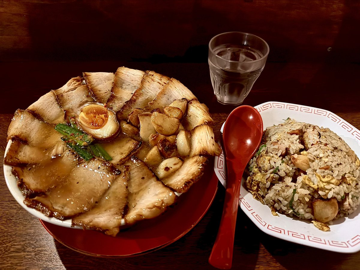 purakaru's tweet photo. 明日は絶対に外に出ないという強い意志を持ってチャーシュー麺にんにくトッピングとニンニクチャーハンをキメた https://t.co/PM5kjL8Hmj