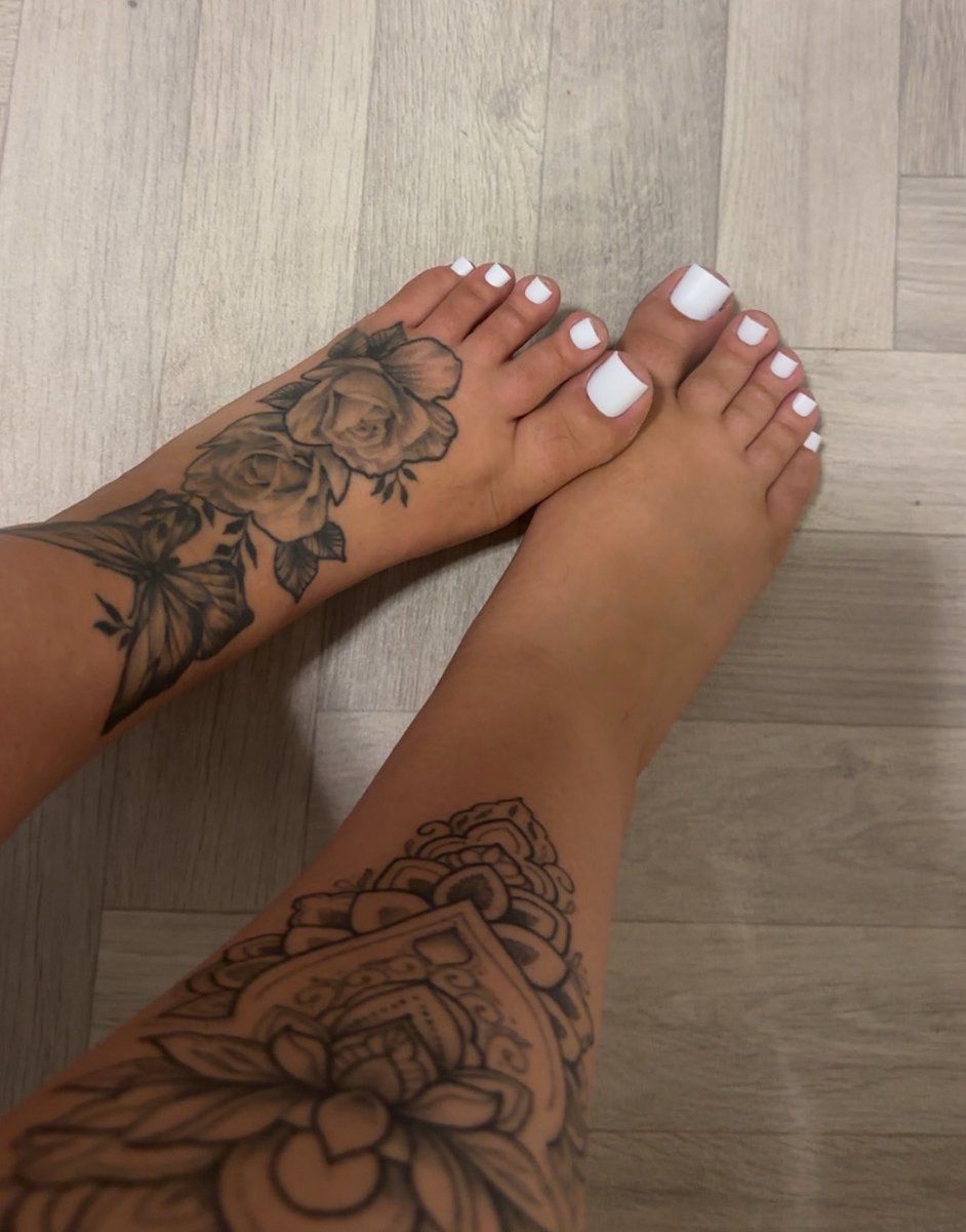 Rhiiaaae's tweet photo. White toes till I die 

#findom #paypig #sugardaddy #sugarbaby #feet #feetworship https://t.co/hTxQwsRzl5