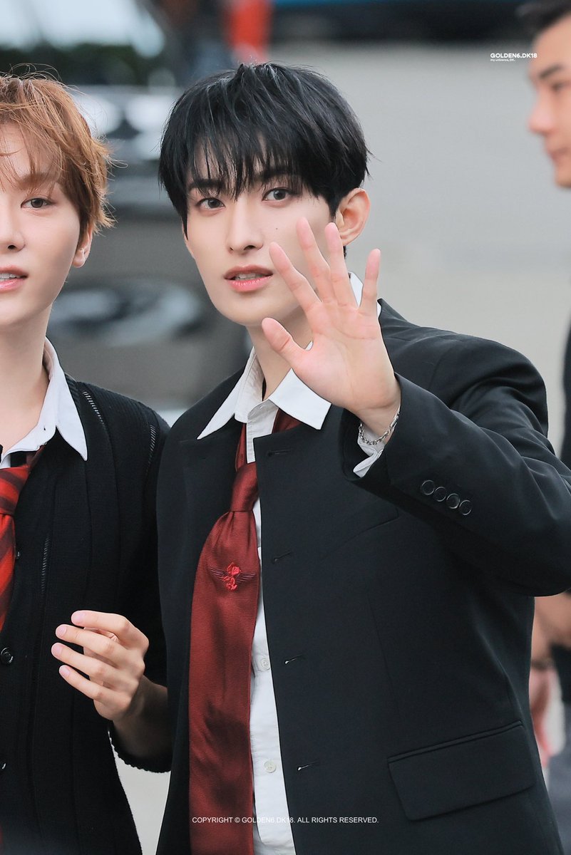 golden6_dk18's tweet photo. 20260814 T1 홈그라운드 퇴근길🎮🕹️

군대 가기 전..마지막 도겸이의 무대❤️

#SEVENTEEN #DK #도겸 #DOKYEOM #석민 #세븐틴 #ソクミン #ドギョム #李碩珉 https://t.co/NrTvwzDEfC