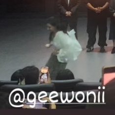 kittyzwonii's tweet photo. 하 어제 이정은선배님 꽃다발주러
지원언니가 뛰어나갓었나봐ㅜㅜ🏃‍♀️🏃‍♀️
1롤이지만막내라서바쁩니다상태인거졸귀통옴 https://t.co/Im7g73KH3Q