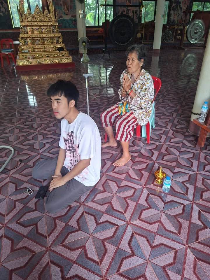 Jaifu_fu's tweet photo. เช้านี้ พี่มอส - คุณย่าสง นำข้าวสาร น้ำดื่ม มาถวายวัดตรีรัตนาราม เพื่อจัดตั้งโรงงาน อุทิศบุญให้ฮลุน สาธุ 🙏🏻 #ฮลุนโซโล่ https://t.co/kjaUApp3aT