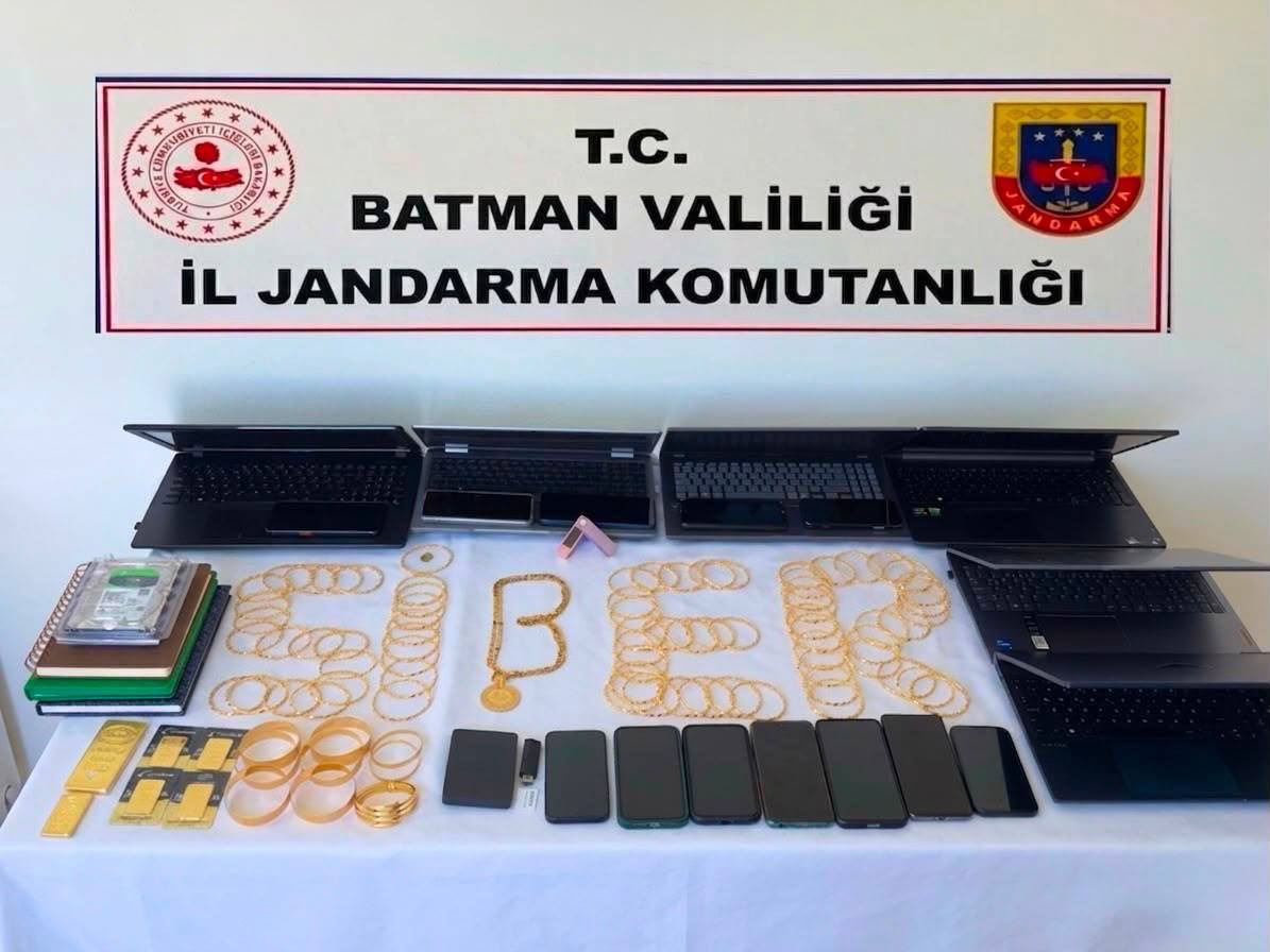 batmanvaliligi's tweet photo. SOSYAL MEDYADAKİ KRİPTO TUZAĞI ÇÖKERTİLDİ: 4 İLDE  EŞ ZAMANLI OPERASYONLA 9 ŞÜPHELİ YAKALANDI

Batman’da Telegram üzerinden "çok para kazanacaksınız" diyerek vatandaşları kandıran dolandırıcı çetesi çökertildi! 
İnternette yatırım grubu açarak bir vatandaşımıza değersiz, sahte kripto para satan şüpheliler, mağdurun tam *1 milyon 550 bin TL* değerindeki kripto parasını elinden aldı.
Bu olayın ardından harekete geçen Batman İl Jandarma Komutanlığı Siber Suçlarla Mücadele Şube Müdürlüğü, gelişmiş Kripto Varlık Takip Analiz sistemini devreye sokarak suç gelirinin blokzincir üzerindeki izini adım adım sürdü. 
Titizlikle yürütülen dijital takip sonucunda, *Bilişim Sistemleri Kullanmak Suretiyle Nitelikli Dolandırıcılık* suçunu işlediği belirlenen 9️⃣ şüphelinin kimlik ve adres bilgileri tek tek deşifre edildi.
Siber mücadele birimlerince 11 Ağustos 2026 tarihinde *Batman merkezli* İstanbul, Ankara ve Mersin illerinde belirlenen adreslere düzenlenen eş zamanlı operasyonla *9 şüphelinin tamamı yakalanarak gözaltına alındı.* Adreslerde yapılan aramalarda;
1️⃣ adet Soğuk Kripto Cüzdanı, 
Suç gelirinden elde edilen 
3️⃣ kilo 4️⃣2️⃣0️⃣ gram altın, 
1️⃣4️⃣ adet Cep Telefonu,
6️⃣ adet Dizüstü Bilgisayar,
1️⃣3️⃣ adet Sim Kart,
3️⃣ adet alacak-verecek notlarının bulunduğu defter ve 
2️⃣ adet USB Bellek ele geçirildi. 
*Suçtan Kaynaklanan Malvarlığı Değerlerini Aklama* suçu kapsamında yürütülen soruşturmada ise şebekeye ait 2️⃣6️⃣2️⃣ banka hesabı, 
8️⃣ kripto cüzdanı, 
3️⃣ bin 4️⃣2️⃣0️⃣ gram altın, 
7️⃣ araç ve 8️⃣ taşınmaza el konularak dev vurgun gün yüzüne çıkarıldı.
Adli makamlara sevk edilen şahıslardan 4️⃣ kişi *TUTUKLANARAK* Batman T Tipi Kapalı Ceza İnfaz Kurumuna teslim edilmiş olup 5️⃣ şahıs Adli kontrol şartıyla serbest bırakılmıştır.
@batman_jandarma