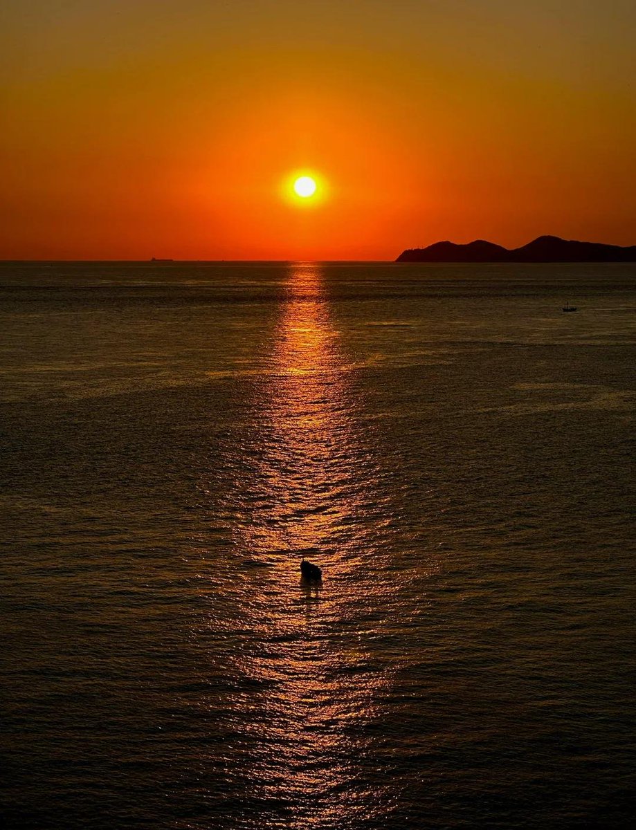 rahimshanu8's tweet photo. Woke up to the sound of waves u0026 golden sunrise over the coastal cliff – this small town escape is pure magic, no plans needed. https://t.co/n2Vuqa2pWz