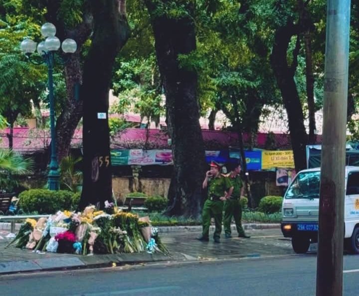 lsminhphuong's tweet photo. 2 vk cương cứng và thanh mắm, tạo áp lực lên chính quyền địa phương, buộc phải dọn dẹp cây hoa số 55.
Chị thanh có vẻ rất cứng  nhưng khả năng 2 vợ chồng chị toang là rất cao.🤪 https://t.co/sOpmRUrP2h