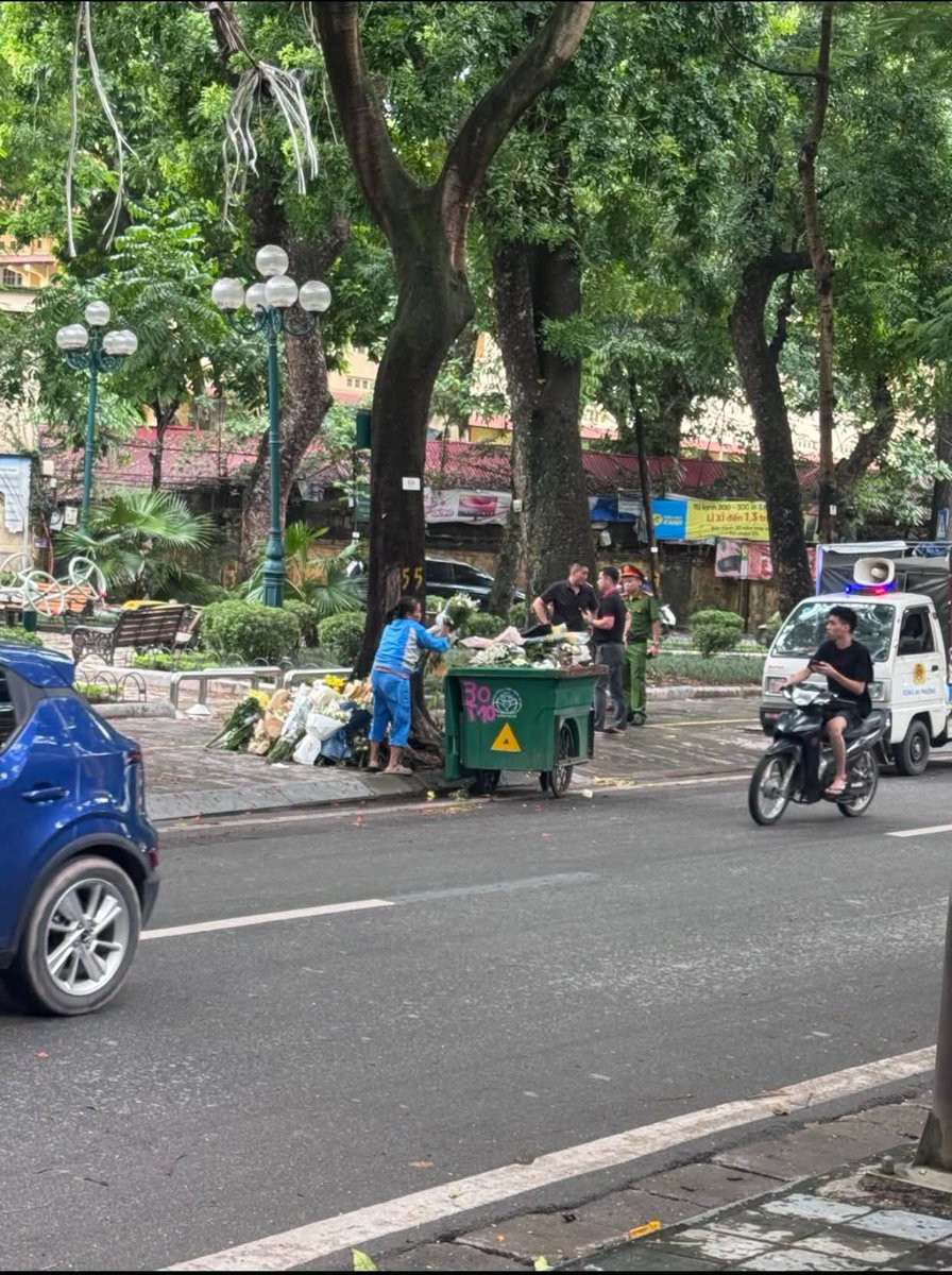 lsminhphuong's tweet photo. 2 vk cương cứng và thanh mắm, tạo áp lực lên chính quyền địa phương, buộc phải dọn dẹp cây hoa số 55.
Chị thanh có vẻ rất cứng  nhưng khả năng 2 vợ chồng chị toang là rất cao.🤪 https://t.co/sOpmRUrP2h