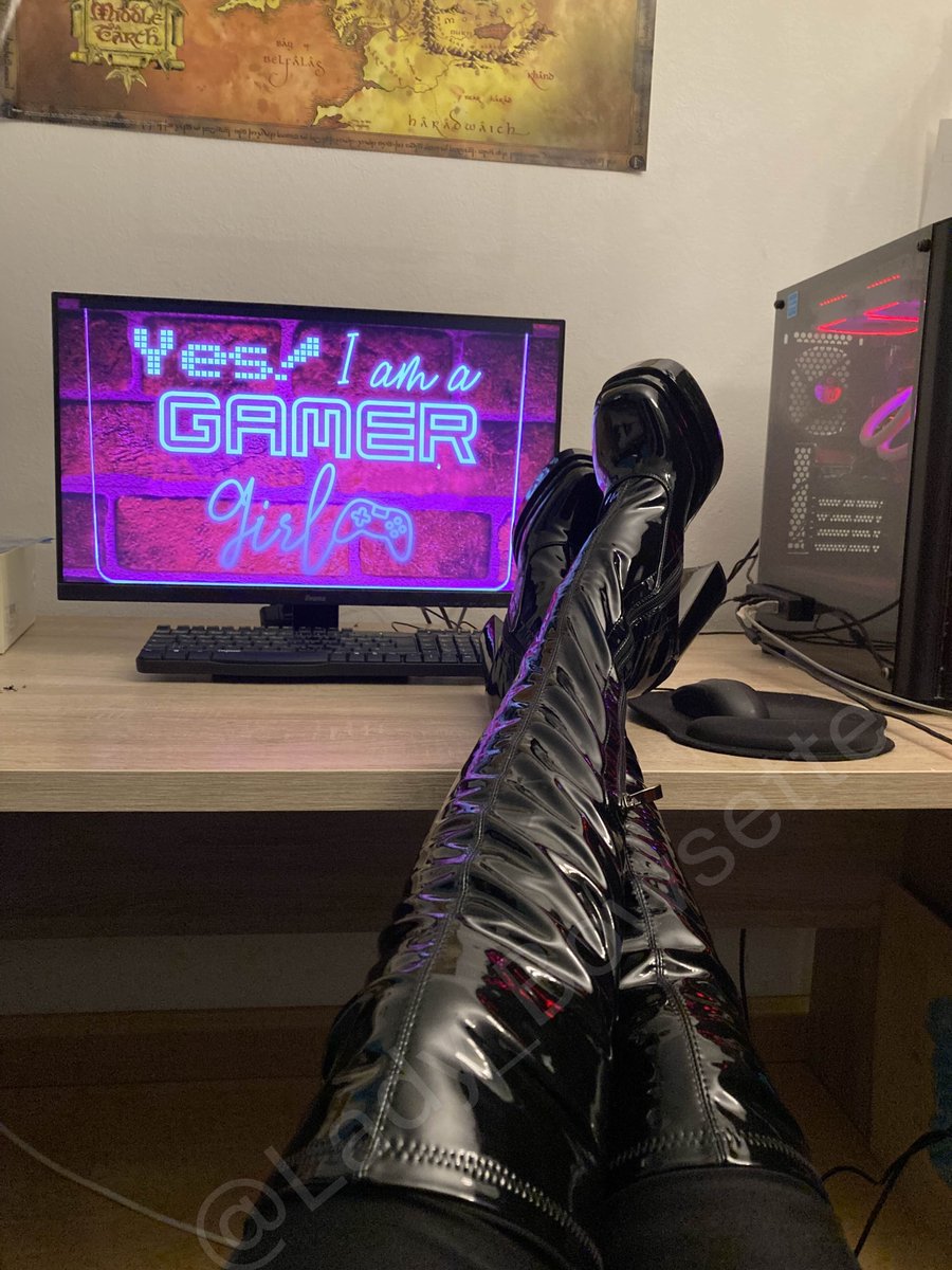 Lady_Bowsette's tweet photo. Wen treffe ich denn alles auf der #Gamescom2026 ?
Evtl. sehen wir uns ja und du hast die Chance auf die Knie zu fallen &amp; an der Leine meine Stiefel zu bewundern.
Gerne auch außerhalb der Messe.
Melde dich per PN. 

Gamergirl Overknee Boots Lack Gothgirl Cosplay PVC nerd simp Köln https://t.co/T0Nw2i5fhd