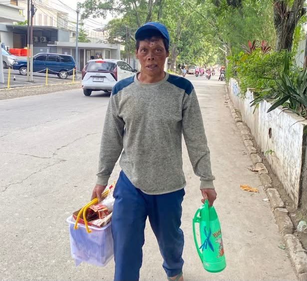 KapudS640's tweet photo. Tadi aku lihat bapak-bapak jualan kopi seduh, namanya Pak Lili (52). Kata bapaknya, orang-orang pada takut karena ada bekas luka bakar akibat kecelakaan kerja dulu 😭

Padahal beliau cuma jualan buat nyambung hidup keluarganya.

Ternyata di rumah, istrinya kena stroke 2 tahun lalu dan butuh terapi, tapi gak kesampean karena gak ada biaya.

Kalau ada yang lihat bapaknya di jalan, tolong diborong yaa, warga. Semoga Pak Lili dilancarkan rezekinya.