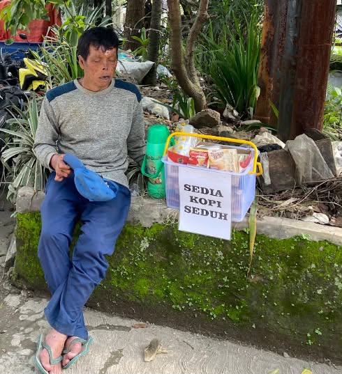 KapudS640's tweet photo. Tadi aku lihat bapak-bapak jualan kopi seduh, namanya Pak Lili (52). Kata bapaknya, orang-orang pada takut karena ada bekas luka bakar akibat kecelakaan kerja dulu 😭

Padahal beliau cuma jualan buat nyambung hidup keluarganya.

Ternyata di rumah, istrinya kena stroke 2 tahun lalu dan butuh terapi, tapi gak kesampean karena gak ada biaya.

Kalau ada yang lihat bapaknya di jalan, tolong diborong yaa, warga. Semoga Pak Lili dilancarkan rezekinya.
