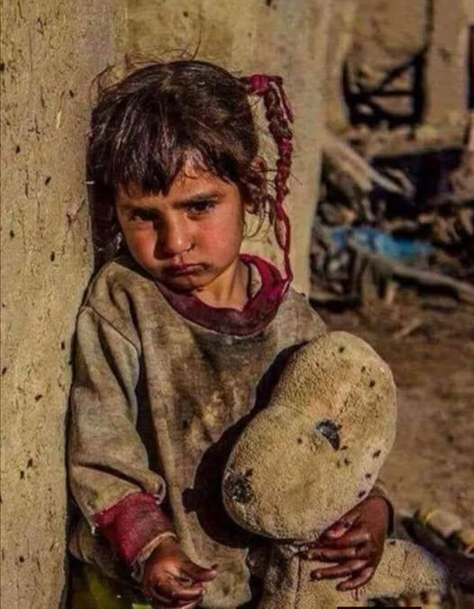 TOPRAK_2_'s tweet photo. Dostlar,  gerçekten  bu müthiş yazıyı okumadan gecmeyin..
3.kez tekrar paylaşıyorum. 
Bu güzel yazi için Türkiye Ilahiyatcilar  Birliğine teşekkür ederim.
TÜRKİYE İLAHIYATÇILAR BİRLİĞİNDEN MÜTHİŞ BİR YAZI.....
Kadınlara dokununca bozulan abdest yetim hakkına dokununca neden bozulmuyor ?
Neden Kur'an-ı Kerim'de tam 292 yerde geçen HAK kelimesini kimse terennüm etmiyor?
Neden Kur'an-ı Kerim'de tam 130 yerde "salat" geçmesine ve 8-10 yerde "nüsuk" olarak tarif edilmesine rağmen tüm mealciler salat kavramını "namaz" olarak çevirmiş?
peygamberlere biat bile şartlı iken ( Mümtehine 12) neden büyük bir çoğunluk şeyhine, liderine, partisine sorgusuz, sualsiz teslim olmuş durumda ?
Neden cennetle müjdelenen (!) on sahabe arasında Hz Ebuzer, Hz Bilal yok ? Neden İslam tarihi Hz. Peygamber'in vefatından sonra neden hep iktidar savaşlarıyla dolu?
Neden cami, Kur'an kursu, dindar sayısı arttıkça bizim imanımız ve teslimiyetimiz azalıyor ?
Neden Sahabe elindeki Kur'an yaprakları ile dünyaya meydan okurken bu din bugün 2 milyar inananı ile gadre uğradı ?
Çoğunluğu demokrasi, doğruluk, hak, hukuk sananlar..... Hz.Lut ve Hz Nuh'un çevresinde kaç kişi vardı? Hz İbrahim neden tek başına idi ? Çoğunluk neredeydi?
Arı bal yapmam, Güneş doğmam, Gece kararmam, Kış üşütmem, Gündüz ışıtmam, Koyun süt vermem, İnek et vermem diyebilir mi ? Peki herşeyin hizmetine sunulduğu insan ona verilen AKIL nimeti ile Rahman'ın halifeliği görevinden neden kaçar ? Neden yukarıda saydıklarım ve bu konuda binlerce örnek verebileceğimiz Sünettullah'ta hiç bir varlık reddetme imkanına sahip değilken insan kendine sunulan bu "özgürce" seçim hakkını kendi aleyhine kullanmaktadır!
İbadet denilince hepsi birbirine karıştırılarak, namaz, oruç, abdest, camiye, kiliseye veya havraya gitmek, günah çıkartmak, yağmur duasına çıkmak vs. akla geliyor. Neden din denilince akla hak, hukuk, adalet, işgaller, zulümler, tecavüzler, yoksulluk, yolsuzluk, sokak çocukları, özürlüler, açlar, susuzlar, giderek artan boşanmalar, dağılan aileler, işsizler, zam, zulüm, işkence, plansız şehirleşme, trafik, gecekondu, sanat, edebiyat, şiir, felsefe, müzik, sinema, tarih, tabiat, uygarlık vs. vs… gelmiyor.
İslam tek ve HAK din değil mi?
Öyleyse bütün iyilik ve güzellikleri Müslümanların yapması gerekmez mi? Peki; bilim, teknoloji, sağlık, sanat, adalet ve insan haklarındaki güzellikleri niçin biz değil de Yahudi ve Hıristiyanlar yapıyor? Onlar birlik ve barış içinde çalışırken biz niçin sürekli birbirimizle uğraşıyoruz. Yoksa bizim dinimiz doğru din değil mi? “Ne demek olur mu bizim dinimiz İslam tabii ki tek din ve doğru din diyorsanız o zaman kendimize sormamız gerekmiyor mu? Niçin her halimizle dinimizi yalanlıyoruz?
NEDEN ? Bizim gibi ülkelerde siyasetin girdiği yerden akıl, mantık, basiret, feraset, ahlak, vicdan ve iman çıkıp gidiyor geriye sadece hırs, öfke, kin, nefret ve düşmanlık kalıyor!..
Din "insan için" gönderilmiştir! Dinidarlar ise insan "din için" gönderilmiştir zannediyorlar! Din "insanı korumak ve mutlu etmek" için gönderilmişken dinidarlar NEDEN "dini korumaya ve dini mutlu etmeye" çalışıyorlar!..
Şu ateşe dayanıklı kefen üreten din bezirganları neden üşüyen çocuklara sıcak tutan elbiseler üretemiyor ?
Her gün onlarca cenazeye rağmen, sönen onca ocağa rağmen, dağlanan onca yüreğe rağmen bu kanın durması ; huzur ve sükunetin gelmesi, barışın tesis edilmesi adına ; ASIL ADI BARIŞ OLAN VE KENDİNİ BU DİNİN TEMSİLCİSİ SANAN ne Diyanet, ne herhangi bir cemaat , ne bu amaçla kurulan STK lardan ve ne de herhangi bir tarikatten neden bir ses çıkmaz?
NEDEN ? İslam “gönül kazanma” diniyken “haşlama ve dışlama” dinine dönüştürüldü! “Gönül alması” gereken İslam korku saldı! Sevdirme dini “Haddini bildirme ve sindirme” dini oldu! “Sevgi gösterisi” olması gereken din “Gövde gösterisi” oldu ve din olmakla hiçbir ilgisi kalmadı!..
Tamam kardeş şeyhinin bir anda bir yerden diğer bir yere uçtuğunu aynı anda birkaç yerde olabileceğini söylüyorsun da, Hz. Muhammed (s.a.v) neden Mekke’den Medine’ye giderken mağarada üç gün saklandı bir yere uçamadı!? Neden Hz. Musa suda yürüyemedi denizin yarılmasını bekledi ya da Yakup Peygamber neden bir anda oğlu Yusuf’un yanına, kuyuya gidemedi?
Ku'ran denilince dinidarların aklına Allah'ın insanlığa mesajı ya da bize sunduğu hayat tarzı değil ölü kitabı, mezar kitabı, mevlit kitabı ya da dua kitabı akla geliyorsa!
Hatta Kur'an denilince akla ahenkli biçimde okunan ve mest olunan bir şiir veya şarkı akla geliyorsa! Kuran'ın ilahi bir mesaj ve yasa kitabı olduğunu bilen ilahiyatçılar ve tarikatlar ise O'nu uygulamaktan çok; O'nun üzerinden bir paye ve konum kazanma yoluna gitmişlerse!
Neticede on dört asırdan beri Kuran'ın ne olduğuna karar verememiş bir Müslümanlık ,Yaratan'ı zerre kadar önemsemeyen O'na inanmayan ama inanıyormuş gibi yapan bir gruptan başka bir şey değilse!
NEDEN ve KİMDEN ŞİKAYETÇİYİZ ?
Evliyalar, ermişler vs… için anlatılan kerametlerin Kur’an’da anlatılan peygamber kıssalarının bilmem kaç katı olduğunu düşündünüz mü ? Kalabalıklarıyla övünen bir “sürü” taraftarı var diye sevinen cemaatlerin ve tarikatların kan ağlayan İslam coğrafyasına koştuklarını gördünüz mü ? Veya onları kurtarmaya gelen evliyaların neden hapishanelerde mahkum edilen ve tecavüze uğrayan Müslümanları kurtarmaya girmiyorlar ?
İslami zihin, bilgi ister, evrensel bakış ister, bağımsız düşünme yeteneği ister ve en önemlisi de biraz da bunları elde ettirecek akıl ister... Ezberi olan, Bir fikre körü körüne bağlı olan, Geleneksel anlayışından ödün vermeye yanaşmayan, Geleceği yorumlamaktan korkan, Yaşadığı olumsuzlukların nedenini arama zahmetine girmeyen, Kendi öğretisinin dışında bir yorum getirenleri lanetleyen ve aşağılayan, öğretisindeki kusurları örtmek için bin bir bahane uydurmayı adet haline getirenlerin, "Her şeyimiz iyi de biz ve bizim gibi olanlar niye böyleyiz?" sorusunu kendine bir defa bile sormamış olanlar ve bu bağlamda neden-sonuç ilişkisini yaşam tarzı olarak benimseyemeyenler bu davetimizin muhatabı değillerdir.
TÜRKİYE İLAHİYATÇILAR BİRLİĞİ