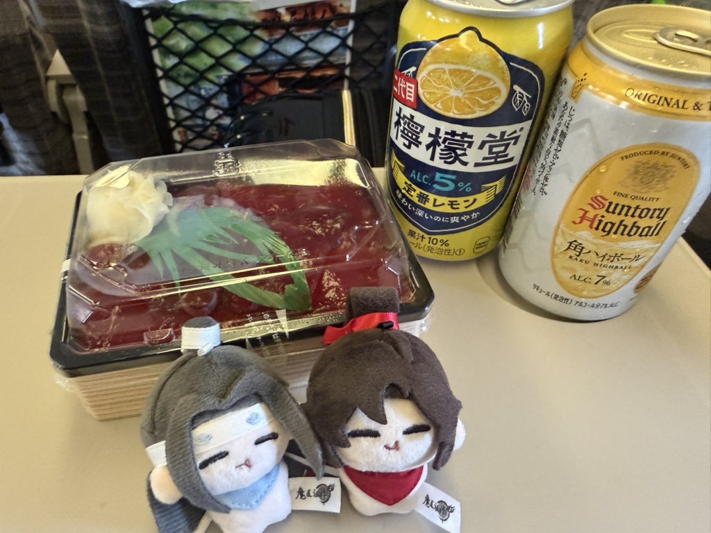 smg_cry's tweet photo. 目的地まで1時間ちょっとなのに、2本買っちゃってどうしよっかなーって思ってるところ。(秒で飲んだ) https://t.co/juysIanMjF