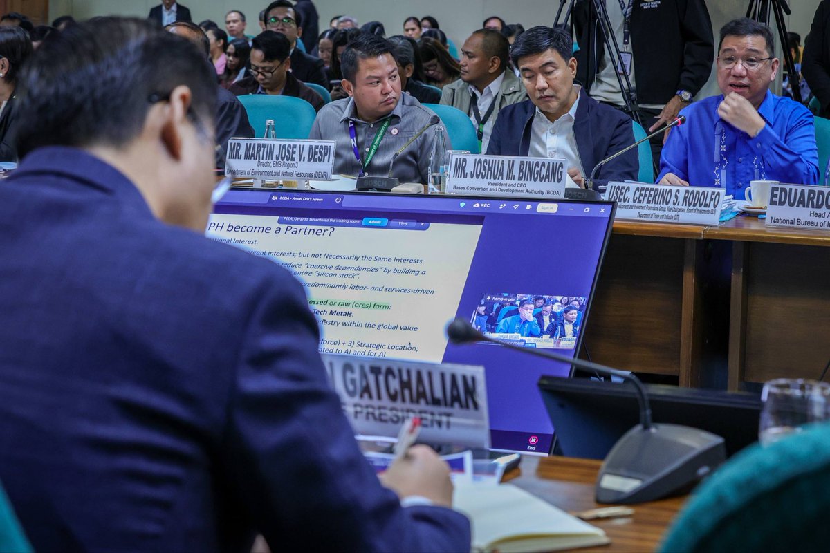 WinGatchalian74's tweet photo. Malaking oportunidad para sa Pilipinas ang Pax Silica pero dapat siguraduhin nating Pilipino ang makikinabang.

Maaari itong magdala ng maraming trabaho at makatulong sa pag-angat ng ating ekonomiya. Kung hindi natin ito kukunin, baka sa ibang bansa ito mapunta.

Pero malinaw ang ating kondisyon: kailangang masiguro na protektado ang ating mga magsasaka at katutubo, pati ang kanilang lupa, suplay ng kuryente at tubig sa mga lugar na sakop ng proyekto. 

At higit sa lahat, sumunod sa batas ang lahat ng kabahagi rito.
