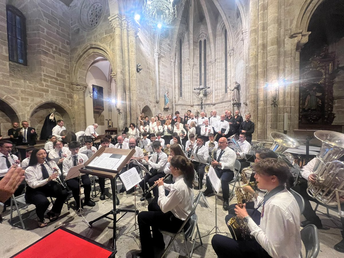 ppdebetanzos's tweet photo. O Concerto Cidade de Betanzos celebrado onte na igrexa de Santiago foi un espectáculo extraordinario. Parabéns á Coral Polifónica de Betanzos, á Agrupación Carlos Seijo e á Banda Municipal de Música do Concello de Betanzos. https://t.co/MmBvpiscIq