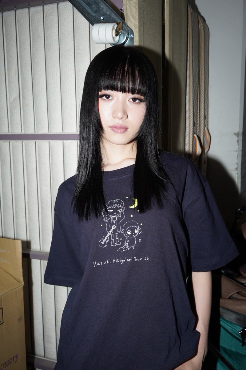 BrandySenki's tweet photo. 蓮月 弾き語りTOUR 2026  MERCH🐏🤍

- Hazuki Sleep Tee【Dark Blue】
COLOR : NAVY
SIZE : M / L / XL

*MODEL Size
HAZUKI : XL

本日20:00より事前通販スタート🍓
▶️https://t.co/HOrAf60qGf

🎨Toshifumi Kiuchi
👚comi / Tatsuya Shimada
📸Yoko Kusano
💄TORI

#brandysenki #merch https://t.co/pFfy3wQtnr