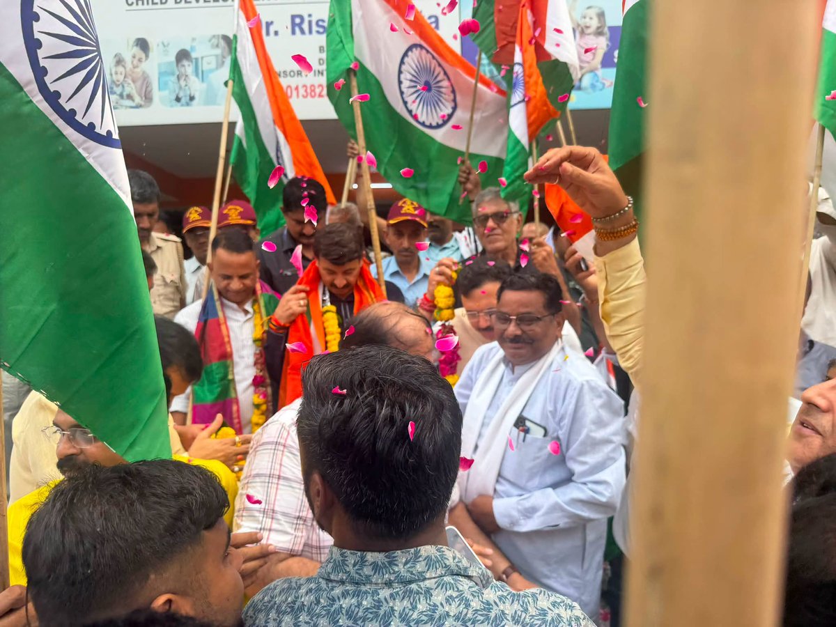 drukchaudhry's tweet photo. प्रधानमंत्री श्री @narendramodi जी के आह्वान पर ‘हर घर तिरंगा अभियान–2026’ के अंतर्गत उत्तर-पूर्वी जिला द्वारा आयोजित भव्य तिरंगा यात्रा के कुछ क्षण । यात्रा के मुख्य अतिथि के रूप में सांसद श्री @ManojTiwariMP जी का मार्गदर्शन भी हम सभी को प्राप्त हुआ ।
इस अवसर पर @BJP4Delhi महामंत्री व हमारे लोकसभा प्रभारी @MohanLalGihara जी, प्रदेश मंत्री @gauravkharibjp जी, जिला प्रभारी @dineshpratapbjp जी, विधायक @AjayMahawarBJP जी , विधायक @SPrakashBjpDel जी, पूर्व कार्यालय मंत्री @Brijeshrai जी सहित जिला एवं मंडल के साथियों तथा बड़ी संख्या में क्षेत्रवासियों ने उत्साहपूर्वक सहभागिता की।
कार्यक्रम संयोजक रंजन त्यागी जी, सह संयोजक @JagatNarayanG10 जी, @bhuvneshsinghal जी व ममता कुमारी जी का विशेष आभार। 
आइए, ‘हर घर तिरंगा’ अभियान को जन-जन का अभियान बनाकर अपने राष्ट्रीय ध्वज के सम्मान और राष्ट्र की एकता-अखंडता के संकल्प को और मजबूत करें।
भारत माता की जय, वंदे मातरम्।
#HarGharTiranga #हर_घर_तिरंगा #TirangaYatra