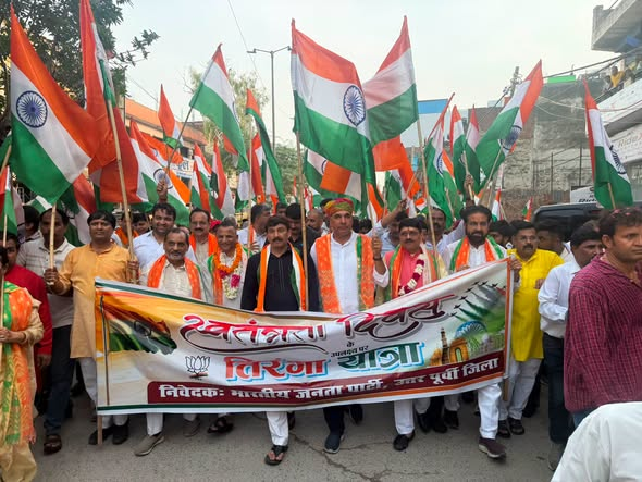 drukchaudhry's tweet photo. प्रधानमंत्री श्री @narendramodi जी के आह्वान पर ‘हर घर तिरंगा अभियान–2026’ के अंतर्गत उत्तर-पूर्वी जिला द्वारा आयोजित भव्य तिरंगा यात्रा के कुछ क्षण । यात्रा के मुख्य अतिथि के रूप में सांसद श्री @ManojTiwariMP जी का मार्गदर्शन भी हम सभी को प्राप्त हुआ ।
इस अवसर पर @BJP4Delhi महामंत्री व हमारे लोकसभा प्रभारी @MohanLalGihara जी, प्रदेश मंत्री @gauravkharibjp जी, जिला प्रभारी @dineshpratapbjp जी, विधायक @AjayMahawarBJP जी , विधायक @SPrakashBjpDel जी, पूर्व कार्यालय मंत्री @Brijeshrai जी सहित जिला एवं मंडल के साथियों तथा बड़ी संख्या में क्षेत्रवासियों ने उत्साहपूर्वक सहभागिता की।
कार्यक्रम संयोजक रंजन त्यागी जी, सह संयोजक @JagatNarayanG10 जी, @bhuvneshsinghal जी व ममता कुमारी जी का विशेष आभार। 
आइए, ‘हर घर तिरंगा’ अभियान को जन-जन का अभियान बनाकर अपने राष्ट्रीय ध्वज के सम्मान और राष्ट्र की एकता-अखंडता के संकल्प को और मजबूत करें।
भारत माता की जय, वंदे मातरम्।
#HarGharTiranga #हर_घर_तिरंगा #TirangaYatra