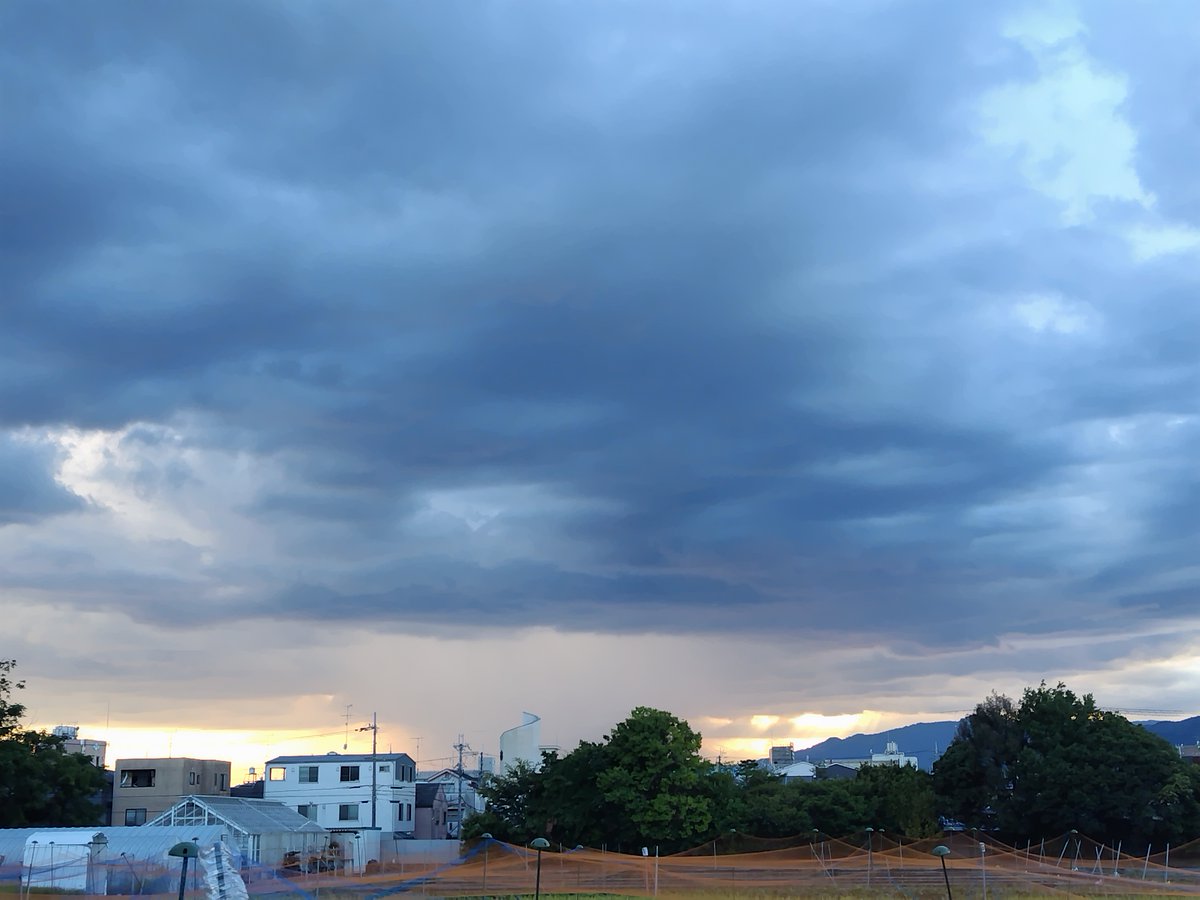 soun_sky's tweet photo. 西山のほうに雨柱が立ってる https://t.co/fU0HnwpR8L