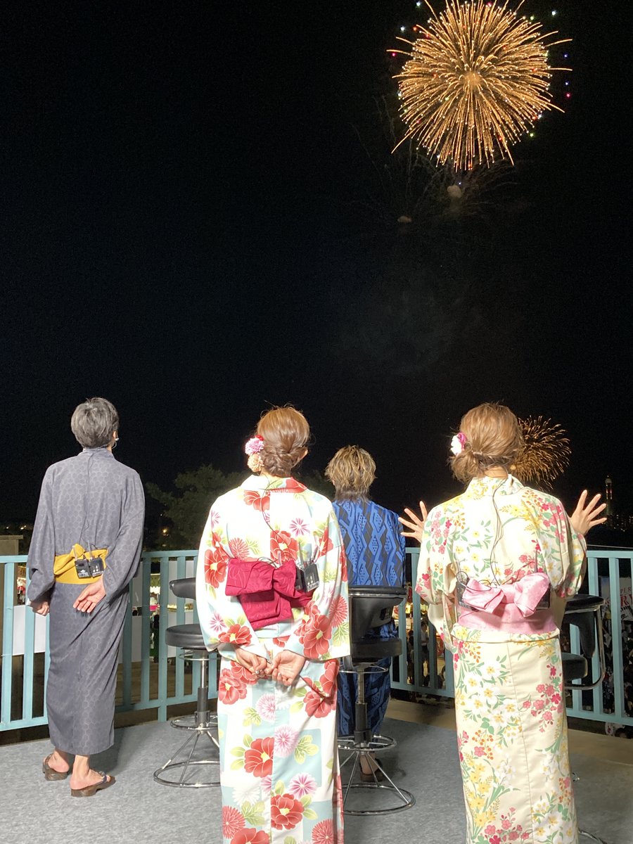 tvq_digital7's tweet photo. ゲストの皆さんも大迫力の花火に釘付けでした🎆✨

横尾渉さん（Kis-My-Ft2）、新井恵理那さんの後ろ姿越しに見る「関門海峡花火大会2026」の絶景をお届けします📸

本番中に載せきれなかった写真＆動画、ぜひご覧ください！

📺 見逃し配信はTVerで！明日 8/15（土）からスタート！お気に入り登録もお忘れなく👇 https://t.co/12QkCmxyFr

#関門海峡花火大会2026 #関門海峡花火大会 
#関門花火はテレQ #TVer 
#横尾渉 #KisMyFt2 #新井恵理那 #犬童律 
#櫻井譲士 #岡田桃佳 #佐藤希生