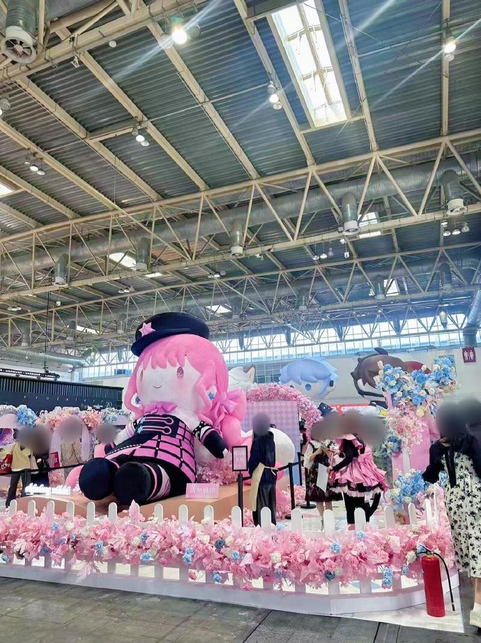 cherryrant's tweet photo. Just pulled an all-nighter prepping for the city’s comic con! Spent 3 hours waiting in line, got limited-edition prints and took 50+ cosplay pics—total anime fan overload ， https://t.co/OcCpXJfO7y