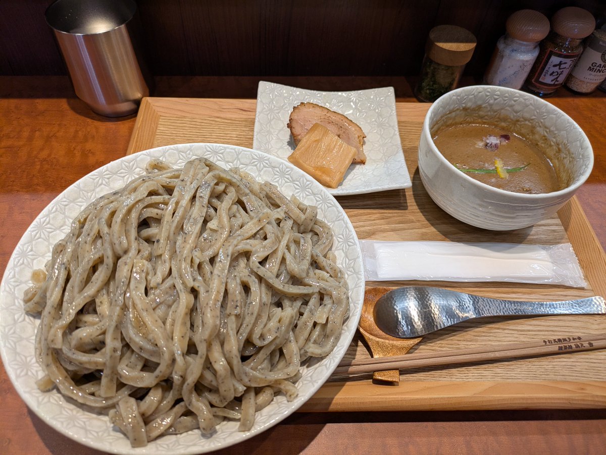tpycd074's tweet photo. 手打式特級多加水 御影麺 鏑矢さん
with M.Jラーメンマンさん
らーめん新山さんで濃厚らーめん➕ライス食べてきた後に
御影つけ麺中➕麺増し➕麺増し
圧倒的で唯一無二なつけ麺の美味しさビックバン💥💥💥
気づけばラーメンデータベース年間ランキング2位になってる！
全国区の美味しさに大満足ぷふぁ https://t.co/CotwNxVBro