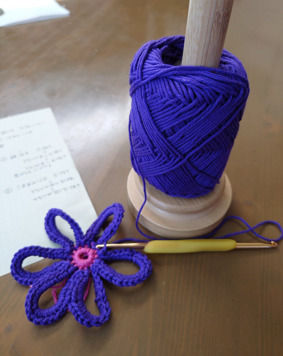 asaya_advent's tweet photo. 満を持してヤーンホルダーを買ったがこれは良い　作っているのは母に頼まれたバッグチャーム https://t.co/NziOMZIk2h