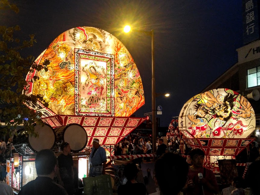 KLM_NV's tweet photo. 今年の柳井金魚ちょうちん祭りは本州の端っこ山口と端っこ青森のコラボ！
大きな弘前ねぷたカッコイイ、そしてゆる～い金魚たち今年もカワイイ🥰 https://t.co/THPApvO3Ka