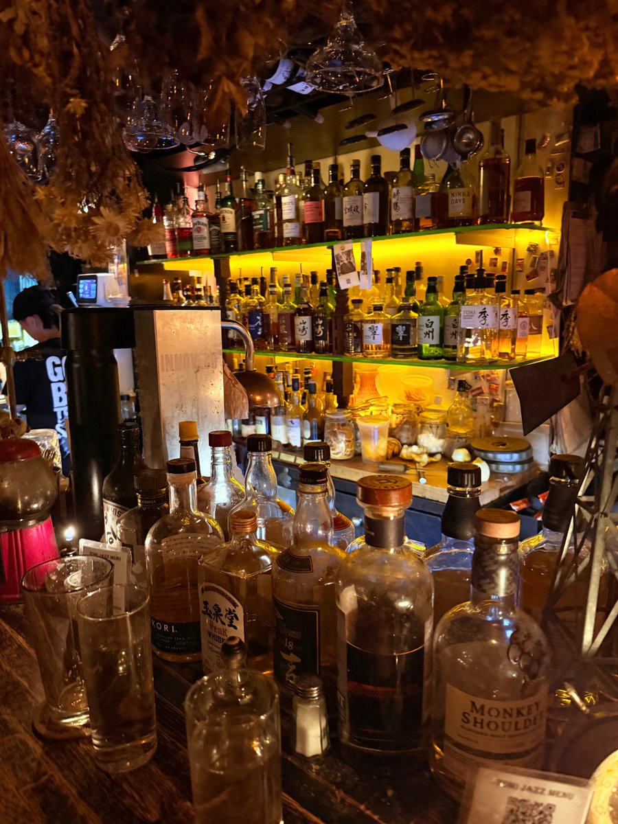 Aur_7ora's tweet photo. Have a drink, get a little tipsy, and relax with a show. https://t.co/JdwdpkcvWw