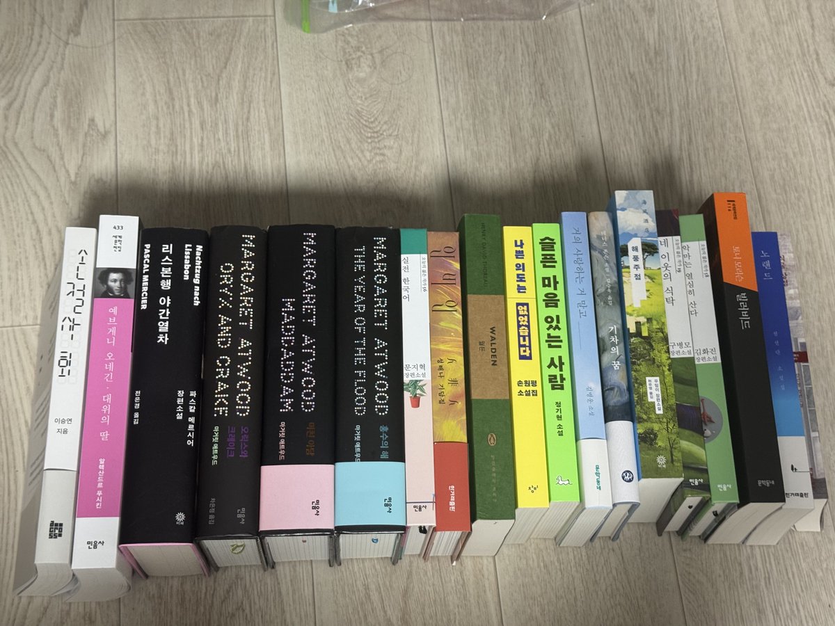 the_colorcode92's tweet photo. 이 책들을 책벼룩하려고 하는데 시간대는 언제가 적당할까요? 네이버 폼으로 받을 거고 폼 제출순으로 가정방문 DM 드릴 예정 https://t.co/WJG1GVC8SQ