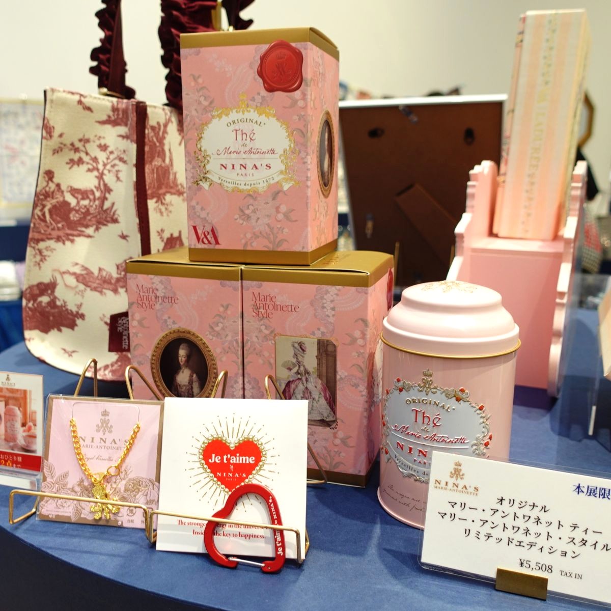青山デカーボの本展限定のクッキー缶は、宝飾や家具、ヴェルサイユ宮殿
