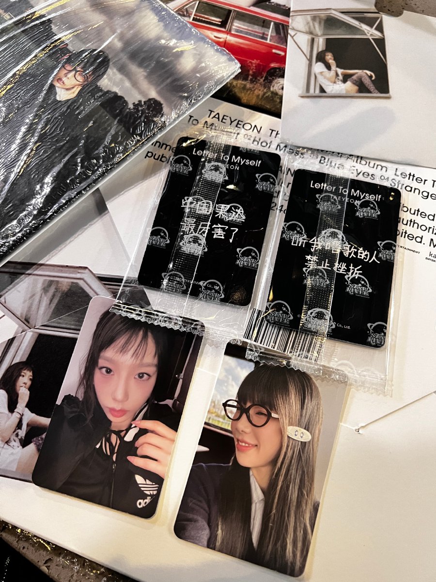 fire4115's tweet photo. 收拾旧物翻出大学攒的专辑，擦灰时摸到当年写的演唱会门票根，忽然想起和室友挤在小出租屋啃泡面刷应援的日子，旧物不是负担，是闪着光的小回忆呀 https://t.co/QsiQOQM6Yp